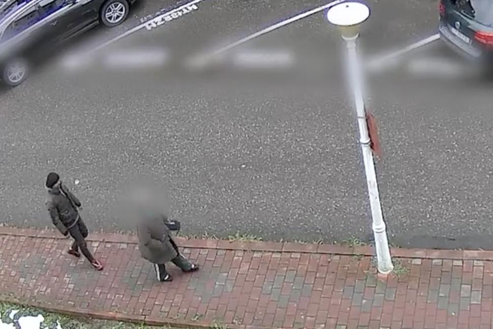 Bătrână trântită la pământ de un tânăr pentru bani. Jaful a fost surprins de camerele de supraveghere 827605