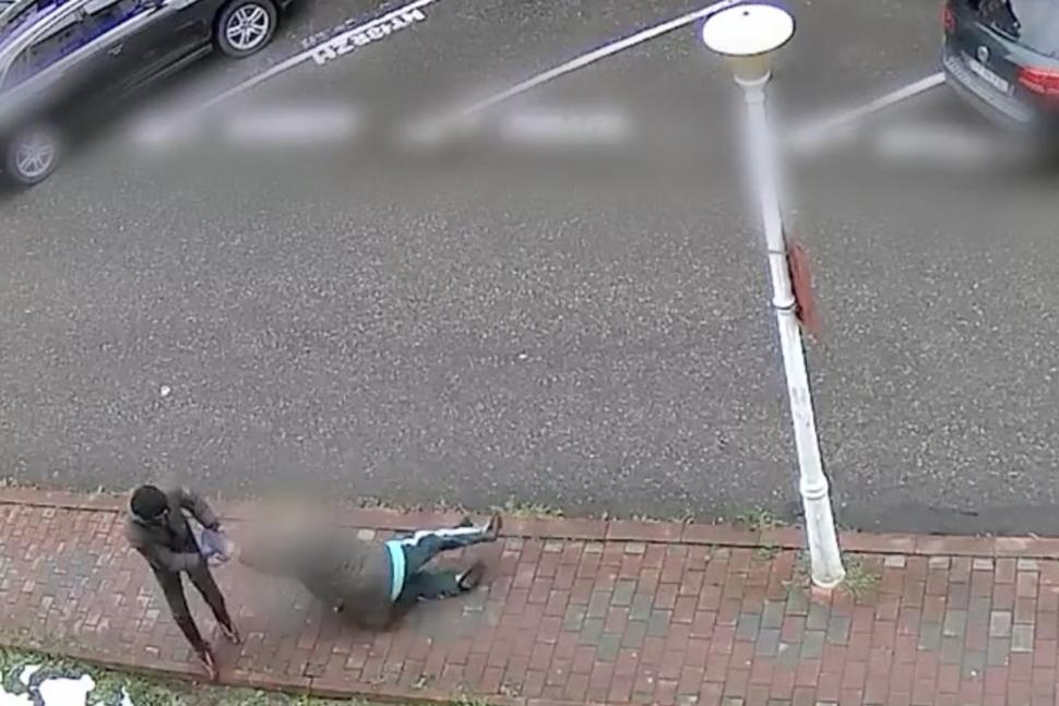 Bătrână trântită la pământ de un tânăr pentru bani. Jaful a fost surprins de camerele de supraveghere 827607