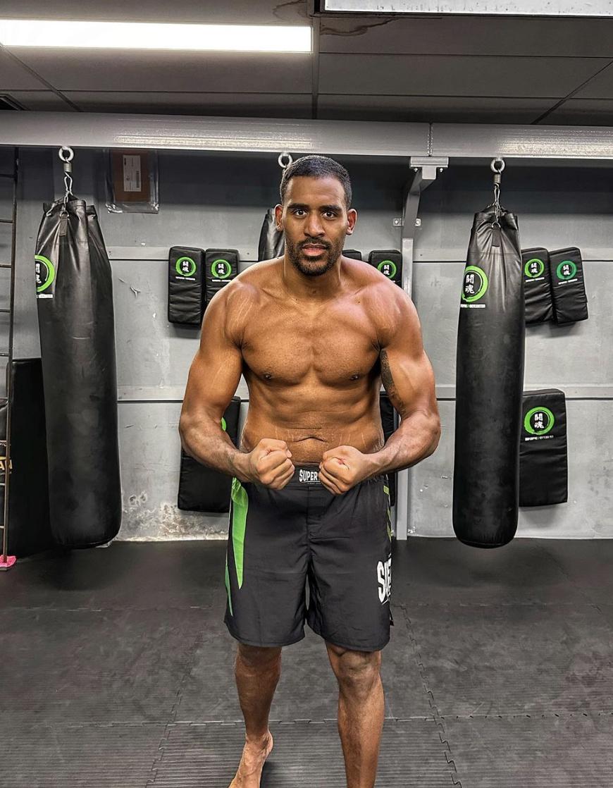 Benny Adegbuyi și soția sa, implicați într-un accident grav! Circulau cu 200 km/h și au intrat în parapet 827576