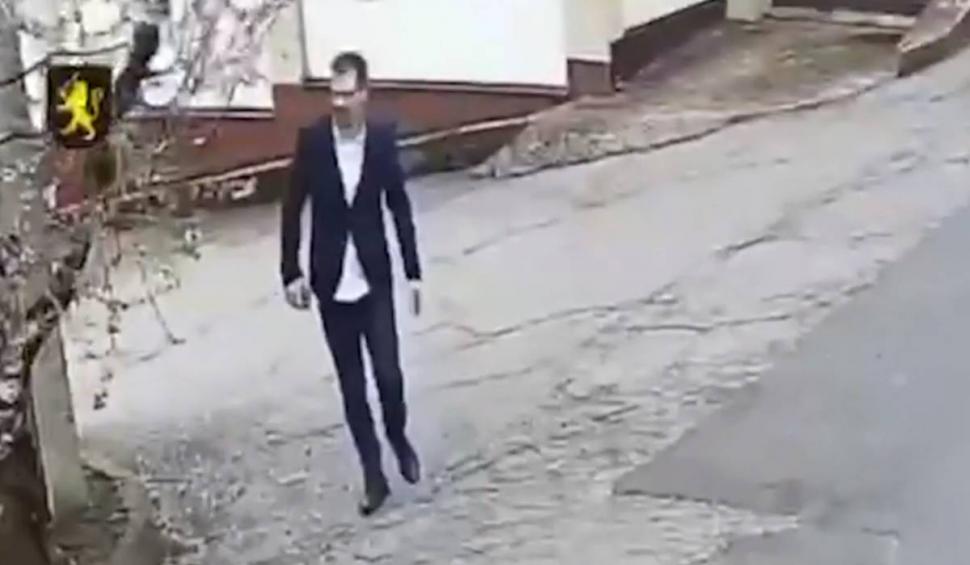 Primele imagini cu evadarea afaceristului care a înșelat zeci de clienți cu mobilierul pe comandă 827559