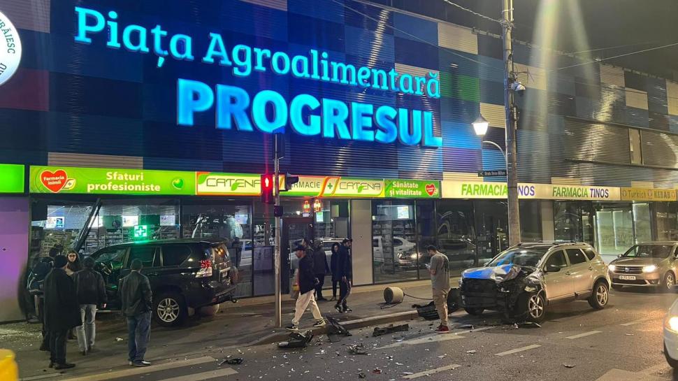 O femeie din Bucureşti a intrat cu mașina într-o farmacie 827640