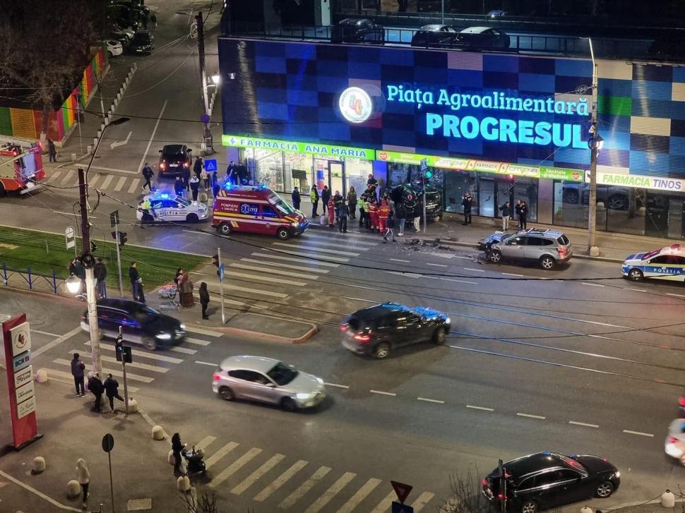 O femeie din Bucureşti a intrat cu mașina într-o farmacie 827641