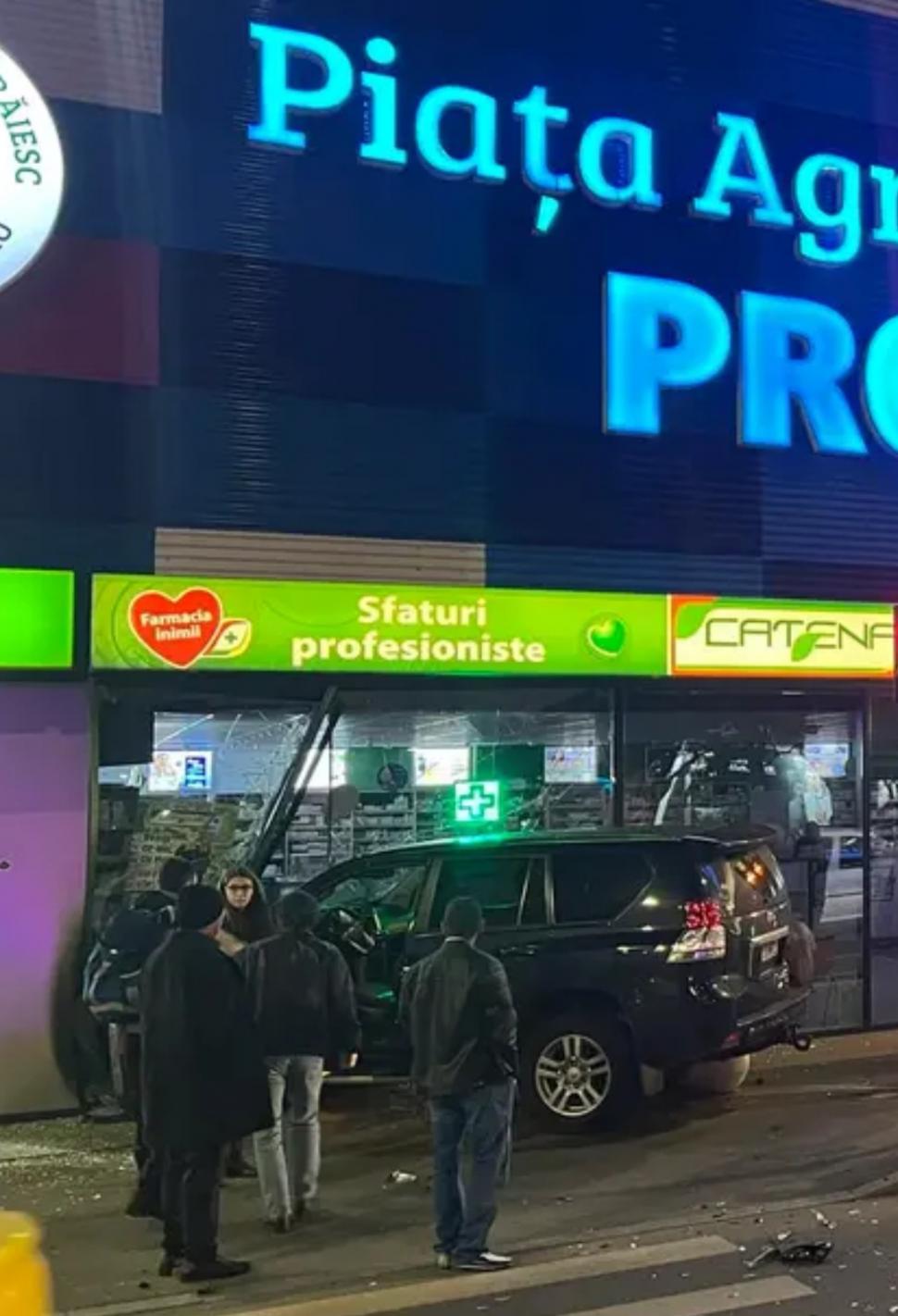 O femeie din Bucureşti a intrat cu mașina într-o farmacie 827642