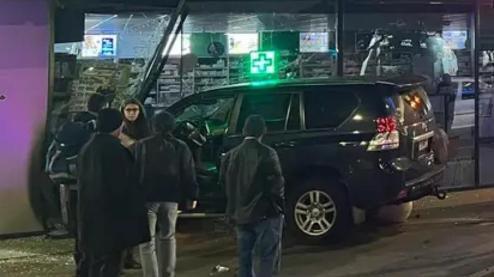 O femeie din Bucureşti a intrat cu mașina într-o farmacie 827643