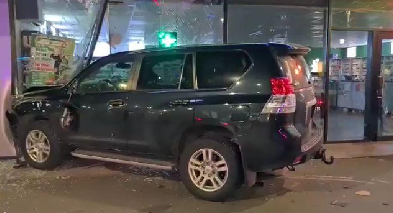 O femeie din Bucureşti a intrat cu mașina într-o farmacie 827644