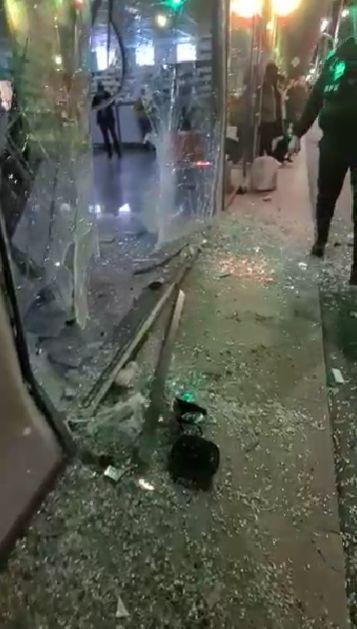 O femeie din Bucureşti a intrat cu mașina într-o farmacie 827646