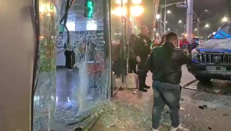 O femeie din Bucureşti a intrat cu mașina într-o farmacie 827647