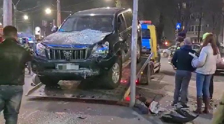 O femeie din Bucureşti a intrat cu mașina într-o farmacie 827648