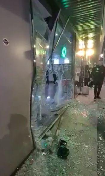 O femeie din Bucureşti a intrat cu mașina într-o farmacie 827649