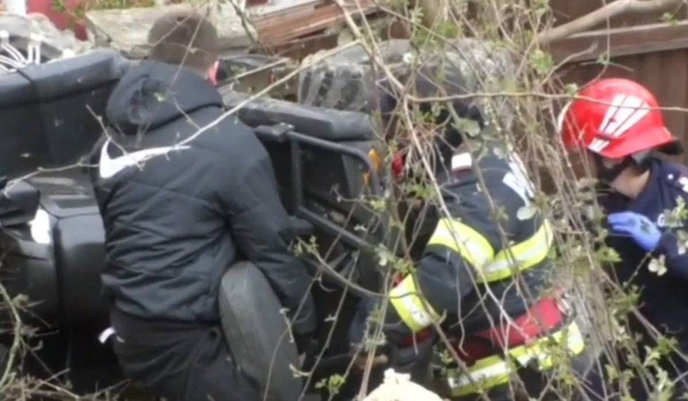 O tânără s-a răsturnat cu ATV-ul și a rămas prinsă sub el, în Mehedinți