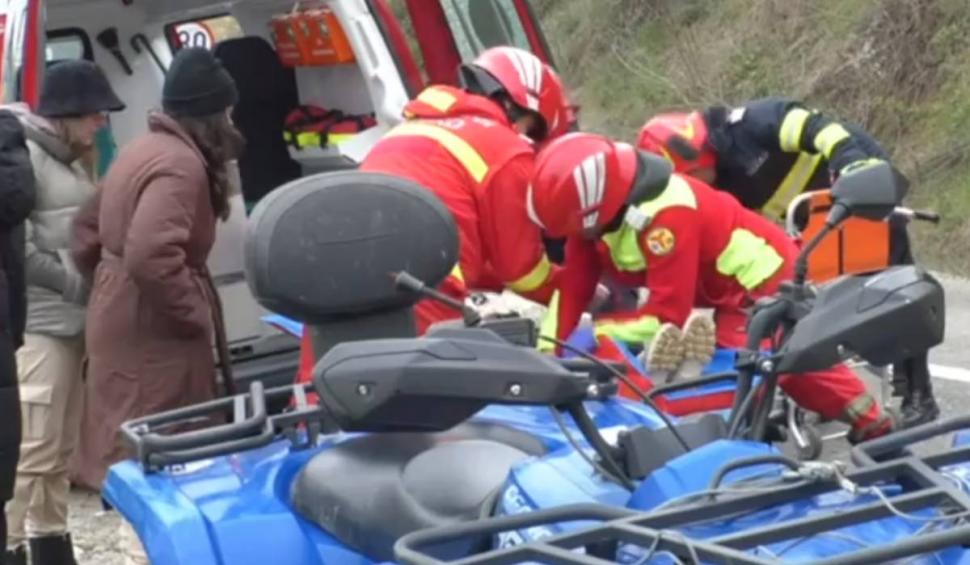 O tânără s-a răsturnat cu ATV-ul și a rămas prinsă sub el, în Mehedinți 827600