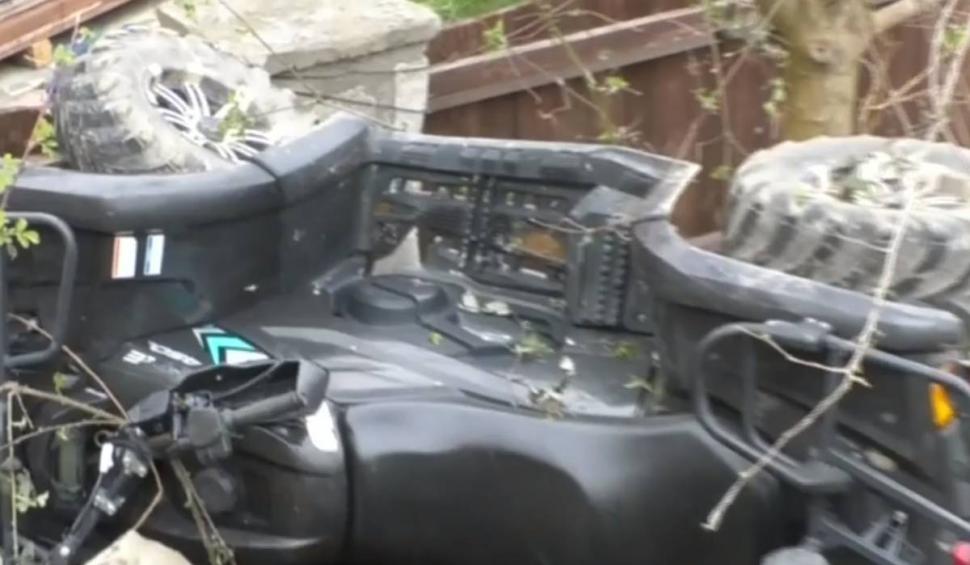 O tânără s-a răsturnat cu ATV-ul și a rămas prinsă sub el, în Mehedinți 827602