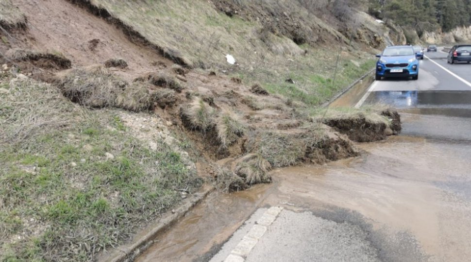 Alunecare de teren pe DN12, în Harghita. Valul de pământ a ajuns până pe carosabil