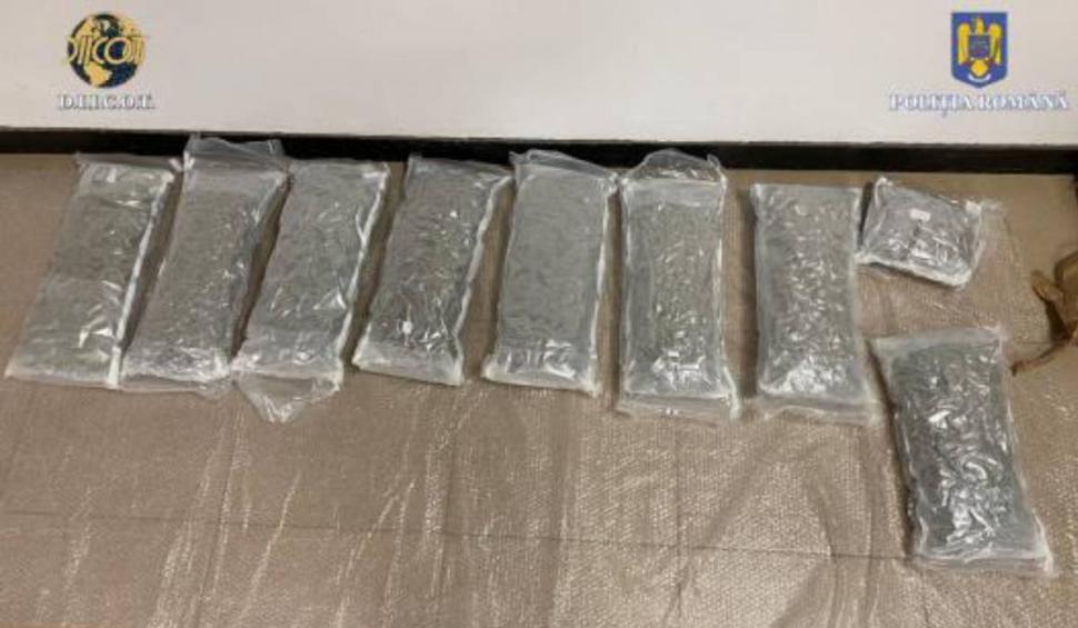 Doi dealeri au fost prinși în flagrant când preluau nouă kilograme de droguri, în Timișoara 827678