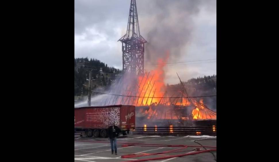 Incendiu la biserica de lemn din Borșa, chiar în ziua de Florii | Imagini incredibile 827684