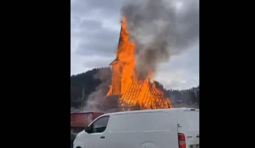 Incendiu la biserica de lemn din Borșa, chiar în ziua de Florii | Imagini incredibile 827686
