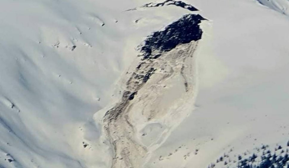 Avalanșă masivă în Munții Rodnei: Imaginile captivante surprinse de la înălțime