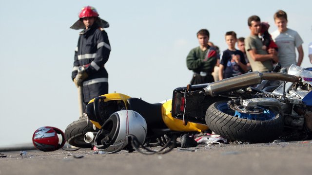 Un motociclist a murit după ce a intrat pe contrasens şi s-a izbit de o mașină, în Timiș