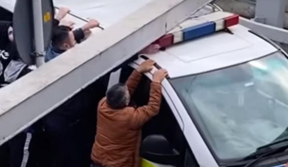 O dubă a Poliței a rămas blocată sub un pasaj de cale ferată din Râmnicu Vâlcea 827860