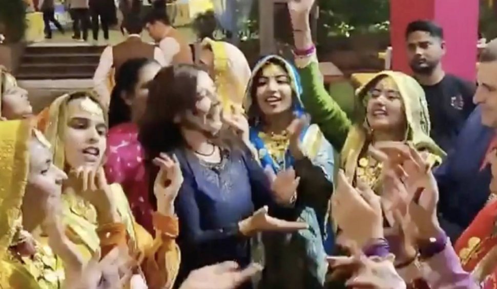 Imagini virale cu ambasadoarea României la New Delhi: A "rupt" scena la o sărbătoare tradițională indiană