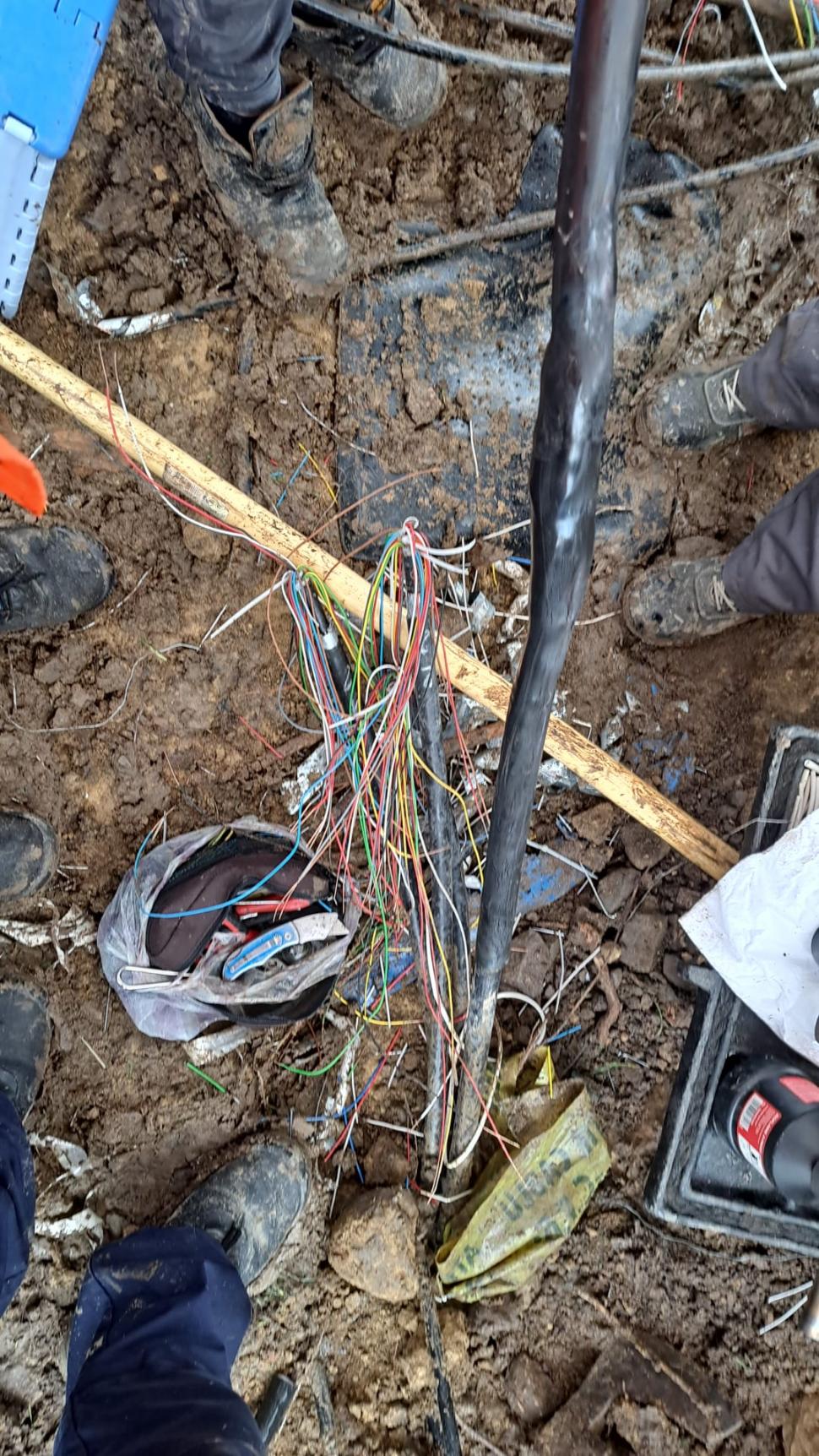 Întârzieri la 13 trenuri pe ruta Bucureşti - Constanţa, după ce angajaţii primăriei Valu lui Traian au tăiat cabluri feroviare 828129