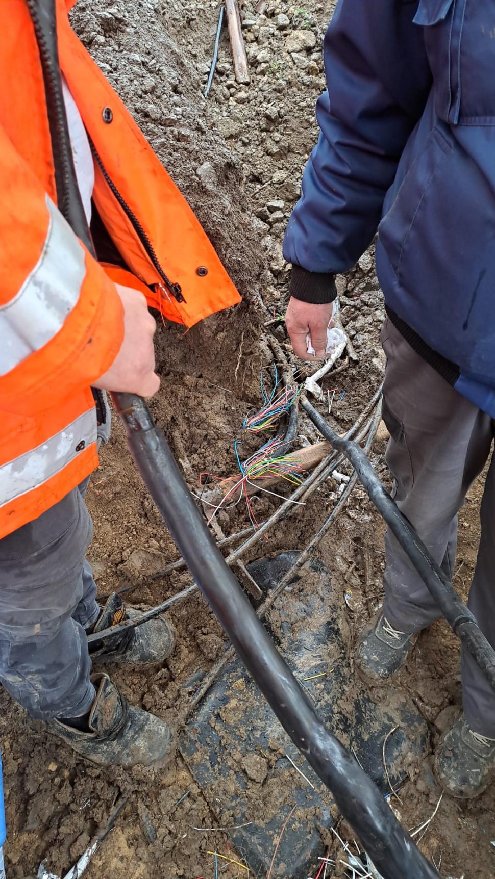 Întârzieri la 13 trenuri pe ruta Bucureşti - Constanţa, după ce angajaţii primăriei Valu lui Traian au tăiat cabluri feroviare 828130