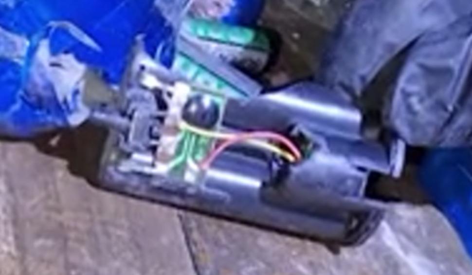 "Poţi să tragi de ea?" Mărturia bărbatului din Bucureşti căruia poliţiştii i-au spus să le aducă dispozitivul improvizat pe care l-a găsit montat sub maşină 828126