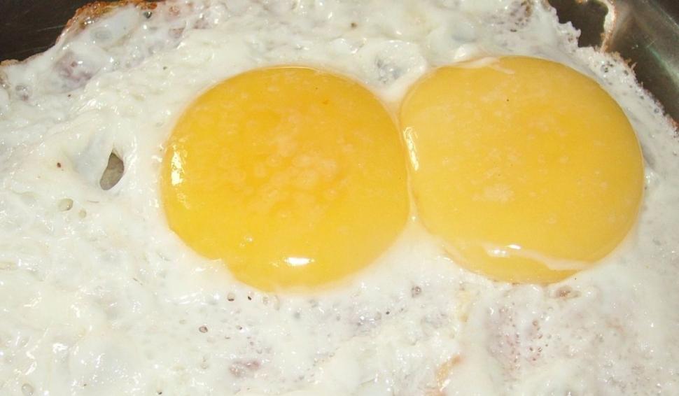 Cum apar ouăle cu două gălbenuşuri şi cât sunt de sănătoase 828052
