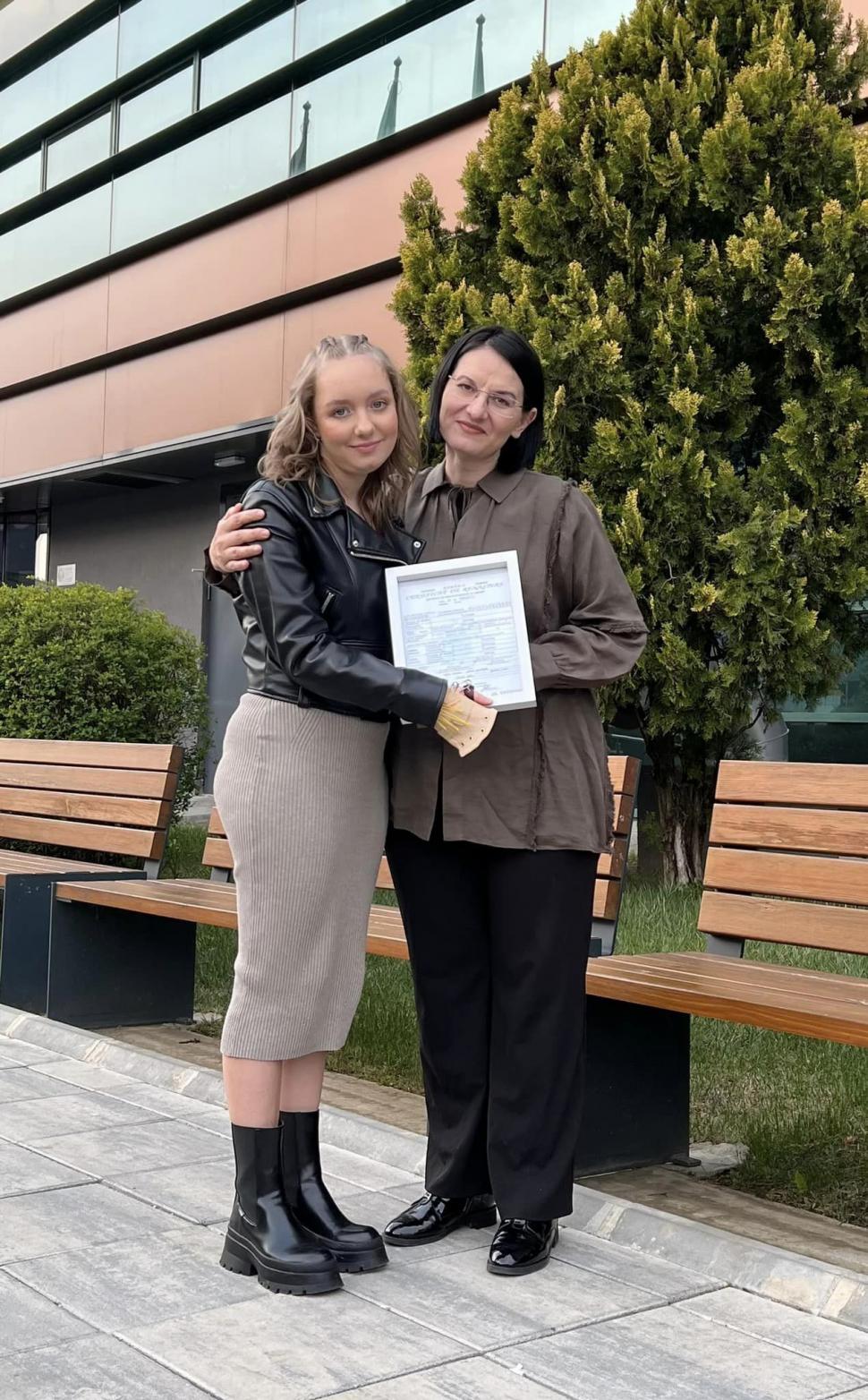 "Eşti simbolul triumfului vieţii şi al binelui" | Gest emoţionant făcut de Alexia pentru medicul ieşean care i-a replantat braţele 828175