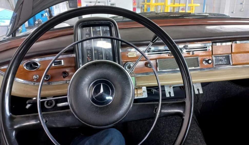 O maşină care a fost a lui Nicolae Ceauşescu a ajuns la RAR, pentru inspecția tehnică periodică 828006