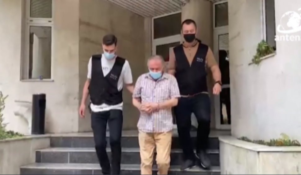 Medicul din Târgu Jiu, care se ruga la Fecioara Maria să îl ferească de procurori, a fost reținut după ce o femeie operată de el a murit