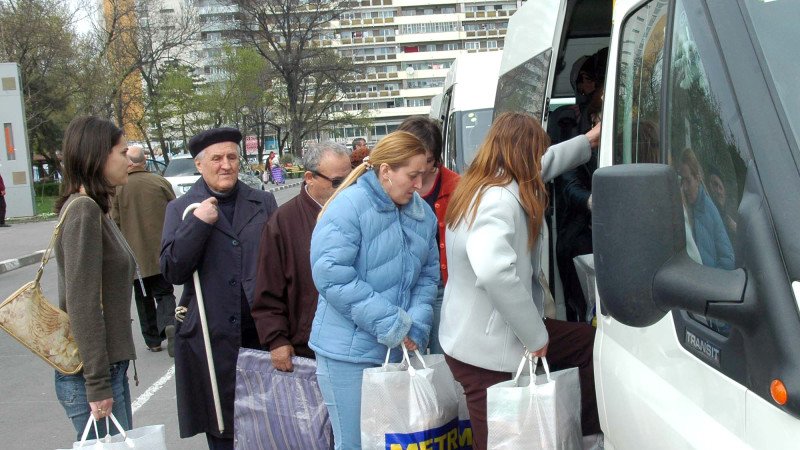 Mai mulți români au dat câte 100 de euro pe biletele spre România, dar nu au mai ajuns acasă. Microbuzul lor a fost blocat în Germania
