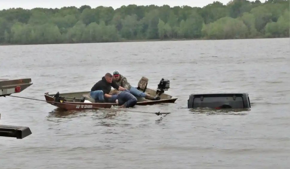 Femeie dată dispărută, găsită în viață într-o mașină scufundată într-un lac din Texas. Doar plafonul autoturismului se mai vedea