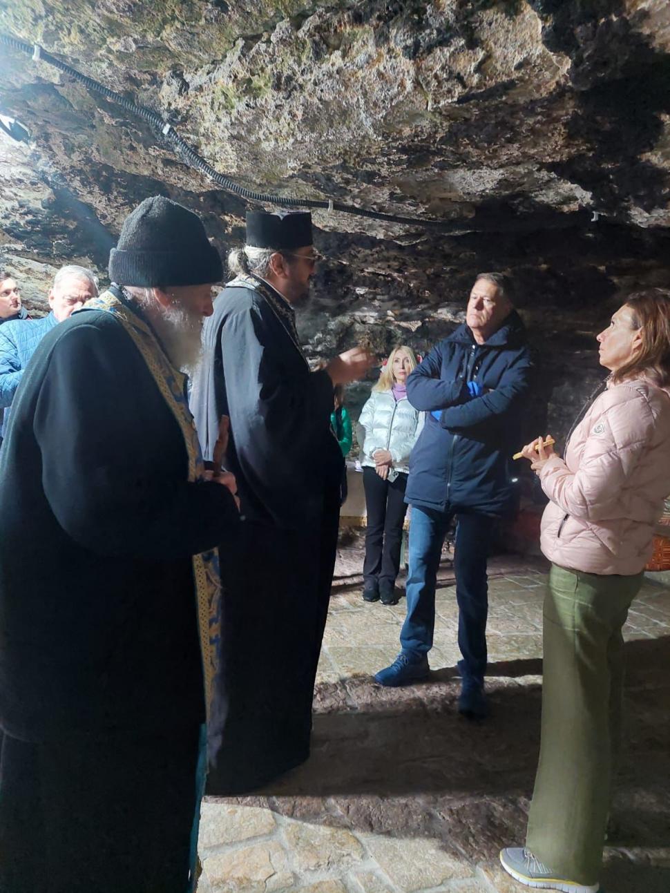 Imagini cu Klaus Iohannis, surprins la mănăstirea „Peştera Sf. Apostol Andrei“ din judeţul Constanța  828388
