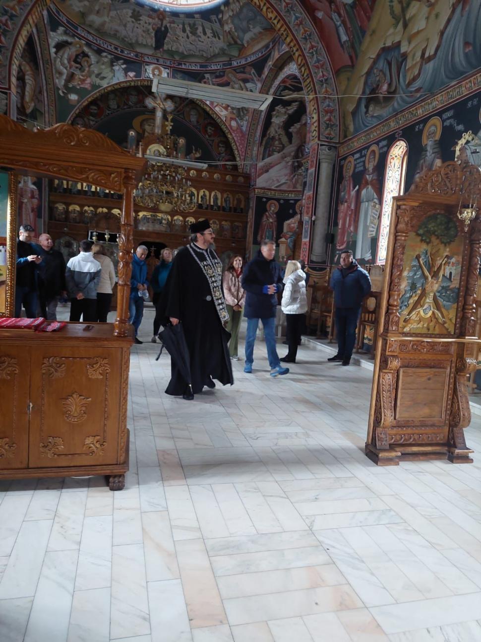 Imagini cu Klaus Iohannis, surprins la mănăstirea „Peştera Sf. Apostol Andrei“ din judeţul Constanța  828389