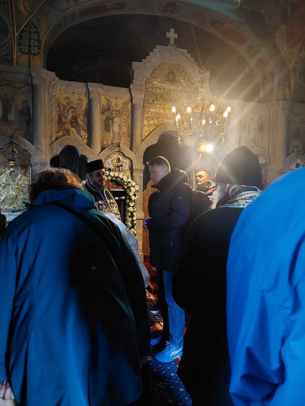 Imagini cu Klaus Iohannis, surprins la mănăstirea „Peştera Sf. Apostol Andrei“ din judeţul Constanța  828390