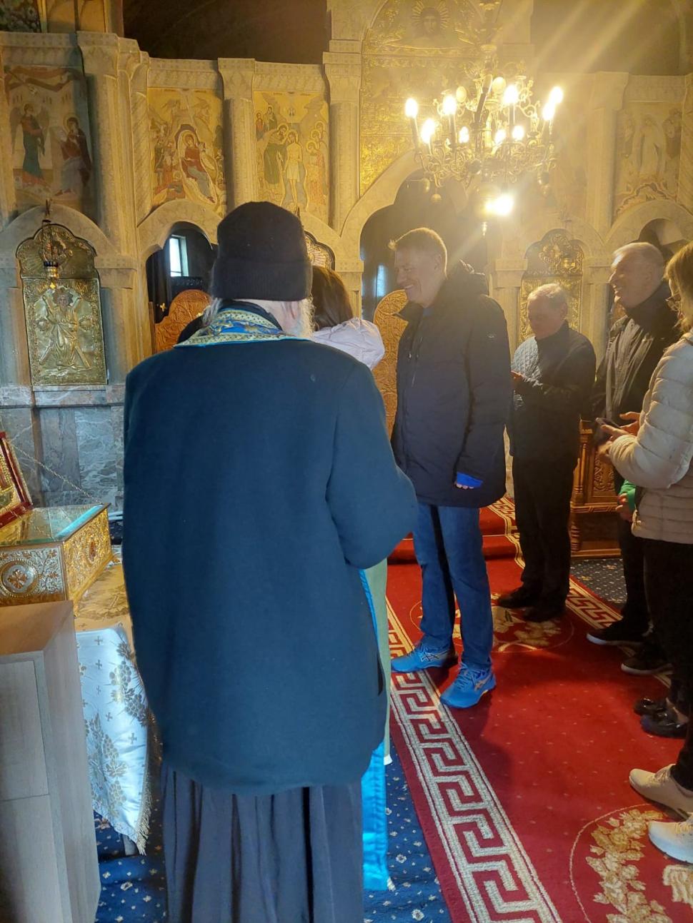 Imagini cu Klaus Iohannis, surprins la mănăstirea „Peştera Sf. Apostol Andrei“ din judeţul Constanța  828391