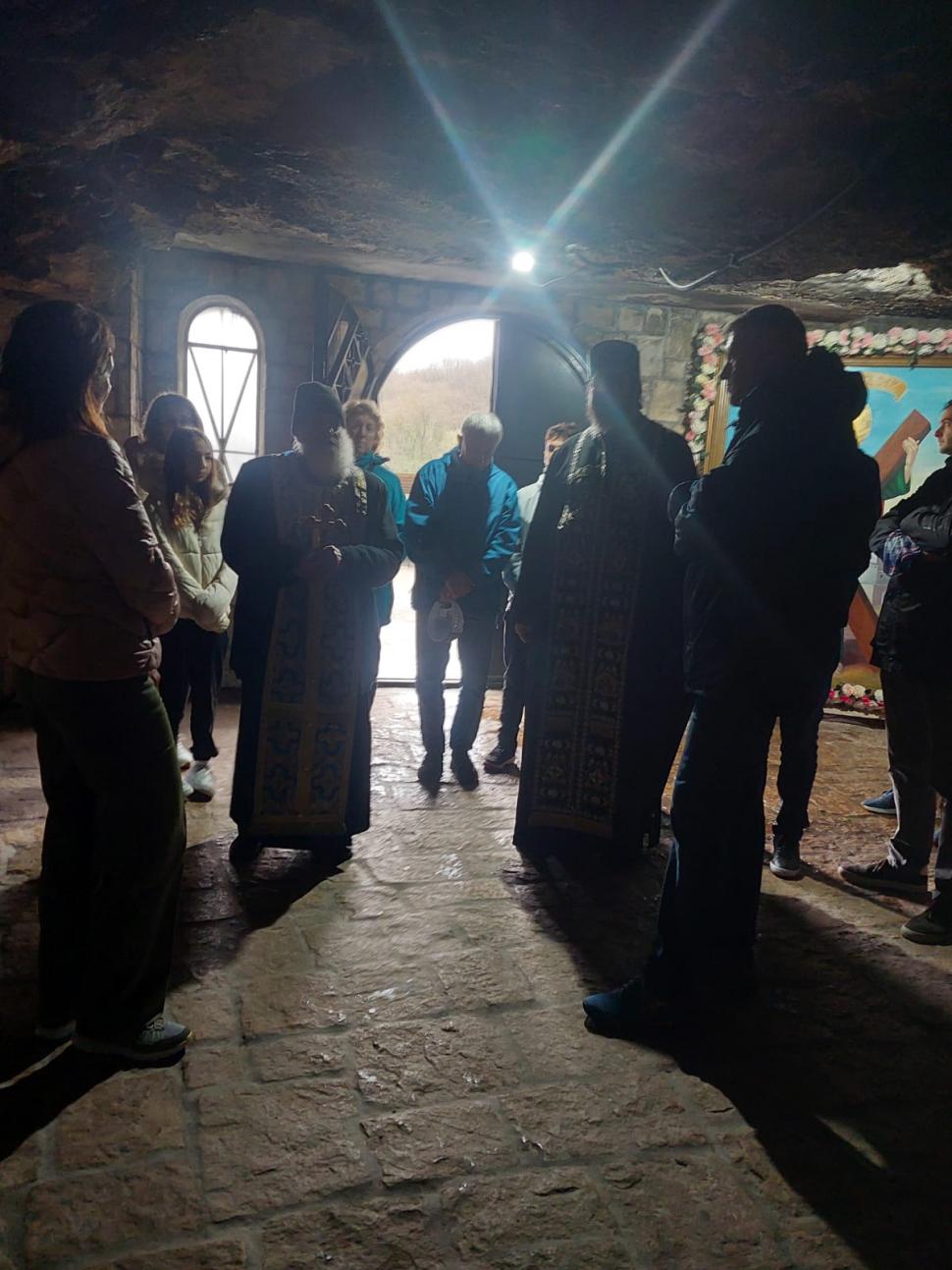 Imagini cu Klaus Iohannis, surprins la mănăstirea „Peştera Sf. Apostol Andrei“ din judeţul Constanța  828392