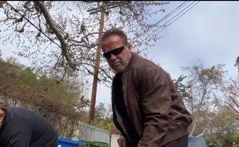 Imagini inedite cu Arnold Schwarzenegger când repară o groapă de pe stradă | Reacţia autorităţilor 828331