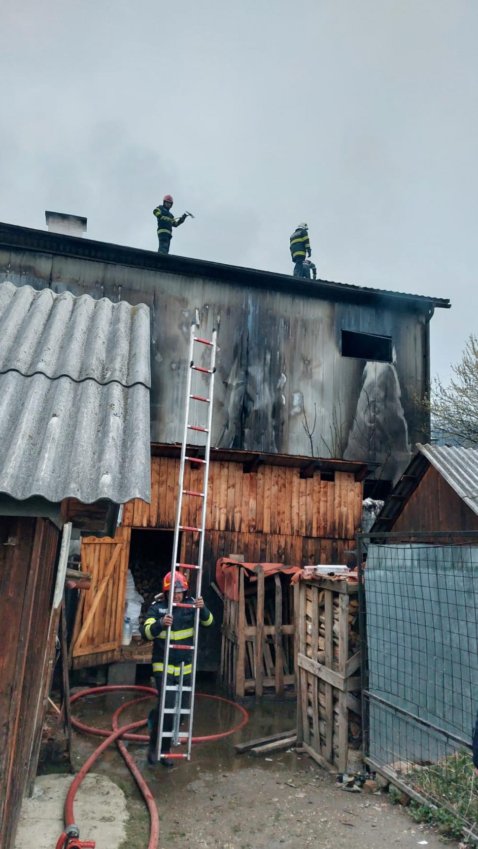Incendiu devastator în Câmpeni, Alba. Brutărie, magazin și două garaje, distruse 828438