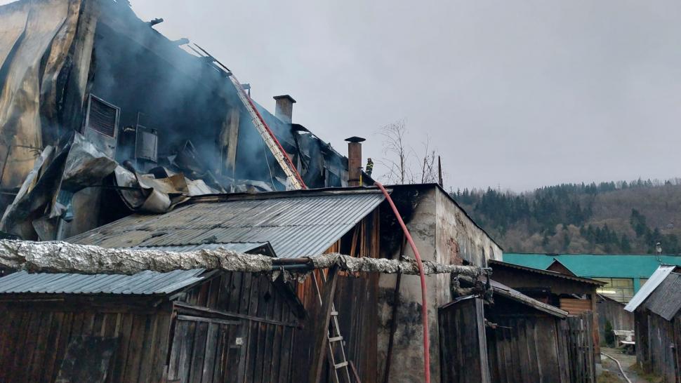Incendiu devastator în Câmpeni, Alba. Brutărie, magazin și două garaje, distruse 828440