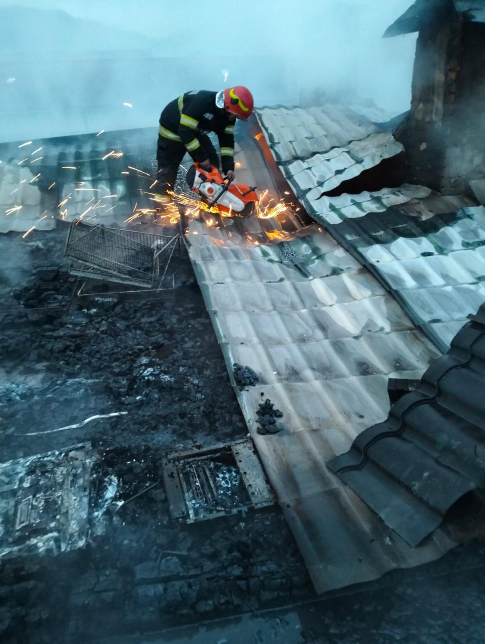 Incendiu devastator în Câmpeni, Alba. Brutărie, magazin și două garaje, distruse 828441