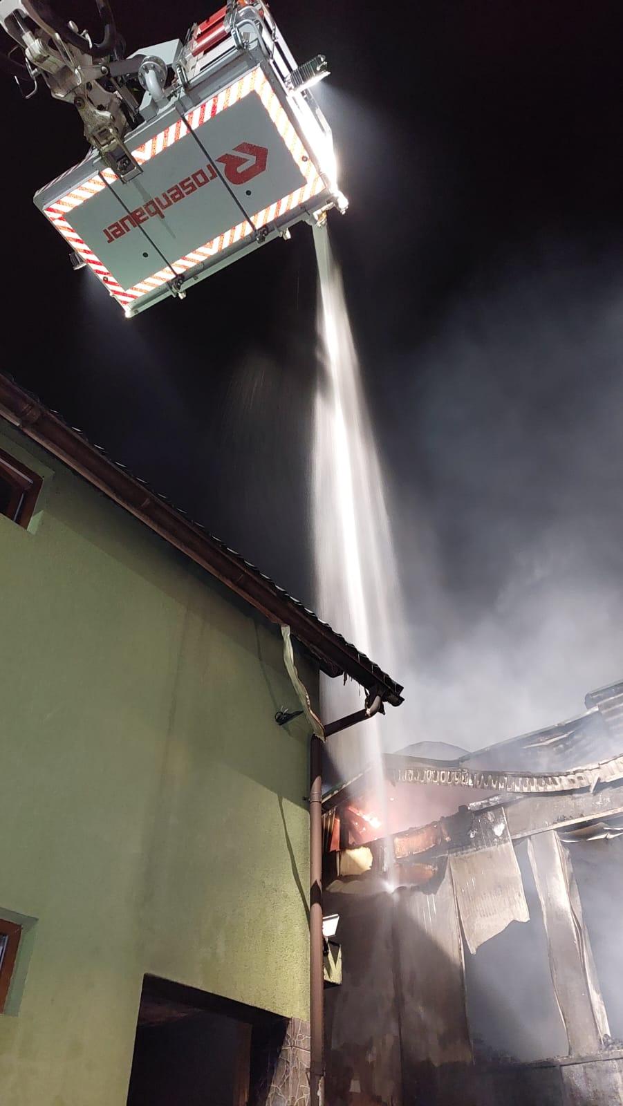 Incendiu devastator în Câmpeni, Alba. Brutărie, magazin și două garaje, distruse 828442