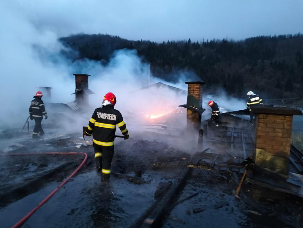Incendiu devastator în Câmpeni, Alba. Brutărie, magazin și două garaje, distruse 828444
