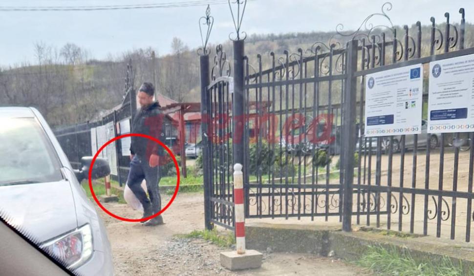 Un primar din Vaslui s-a apucat să sacrifice miei în curtea primăriei: "Băieții care au cumpărat mieii sunt de la oraș" 828605