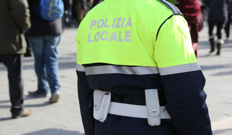 Şofer român de microbuz, oprit în trafic şi arestat în Italia | Mai mulţi pasageri români, lasaţi cu bagajele în drum