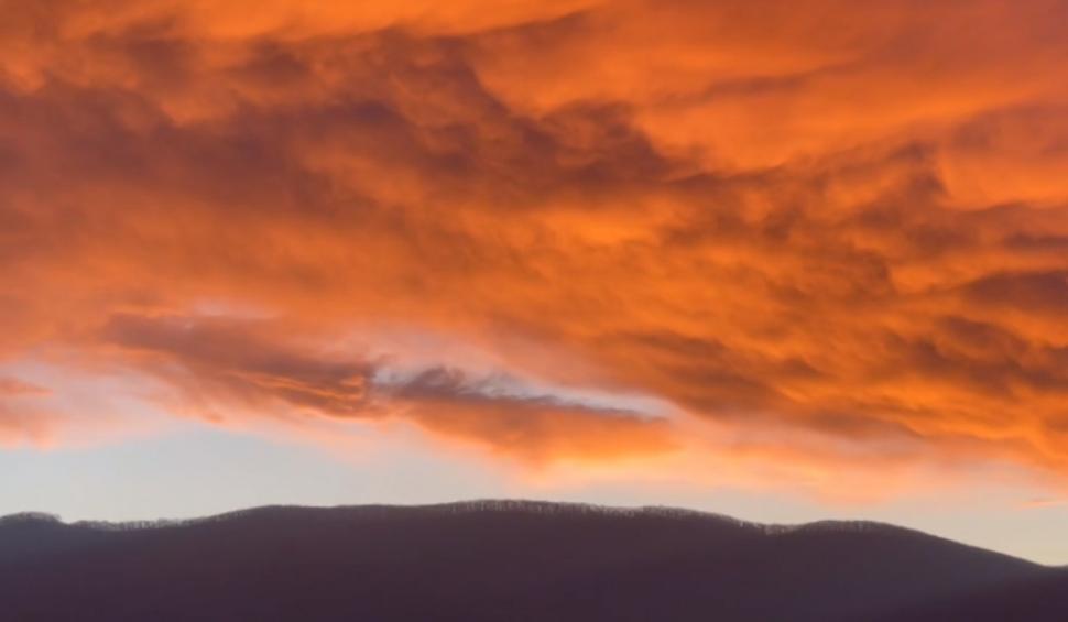 Apus de soare spectaculos în Vinerea Mare, pe cerul din Alba Iulia | Explicaţia meteorologilor 828786