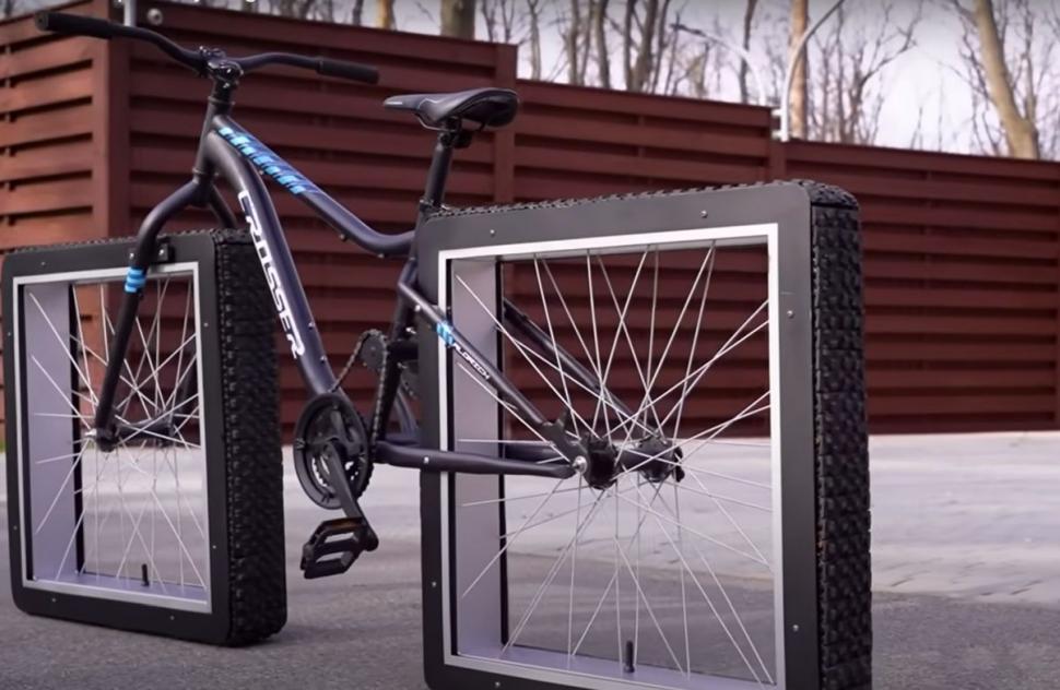 A fost inventată bicicleta cu roţi pătrate. "Acest concept este pe deplin funcțional"