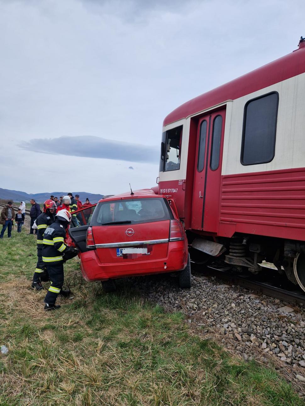 Două persoane, rănite grav după ce mașina în care se aflau a fost lovită de tren în Braşov 828749