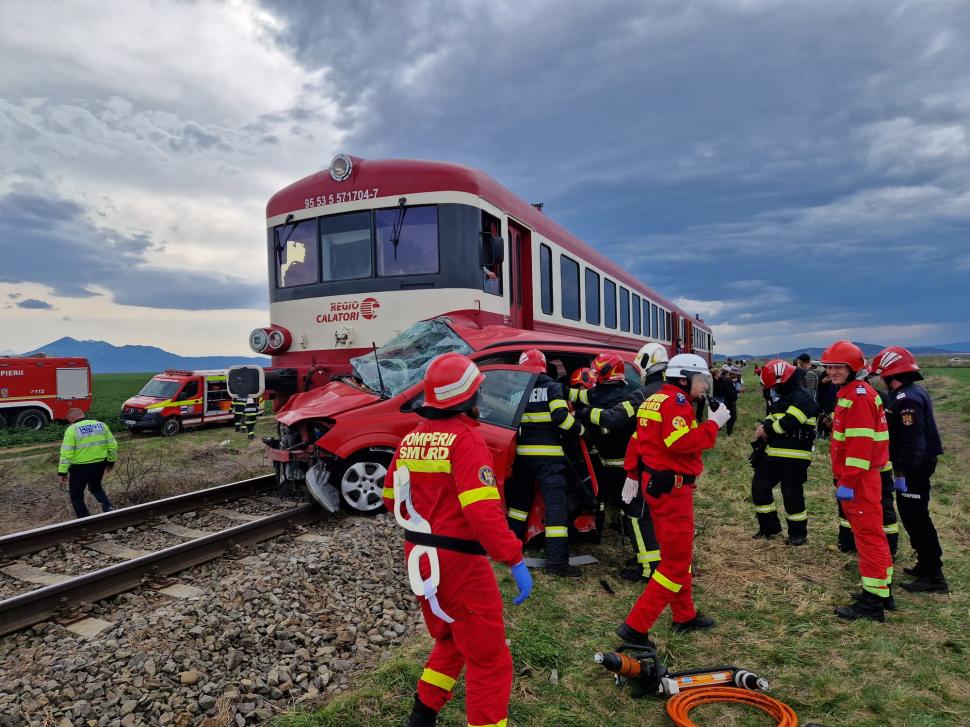 Două persoane, rănite grav după ce mașina în care se aflau a fost lovită de tren în Braşov 828750